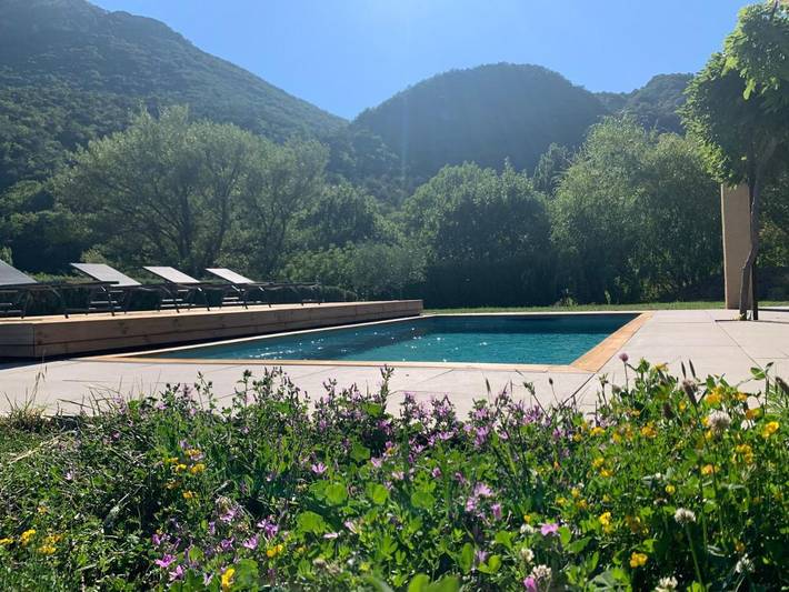 Cottage pour 6 personnes, avec piscine et jardin ainsi que sauna et vue, adapté aux familles à Saint-Ferréol-Trente-Pas