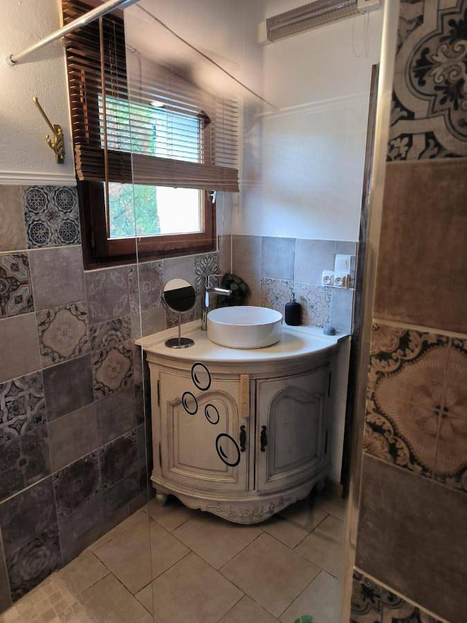 Gîte pour 6 personnes, avec vue ainsi que jardin et piscine, animaux acceptés à Tulette - 3