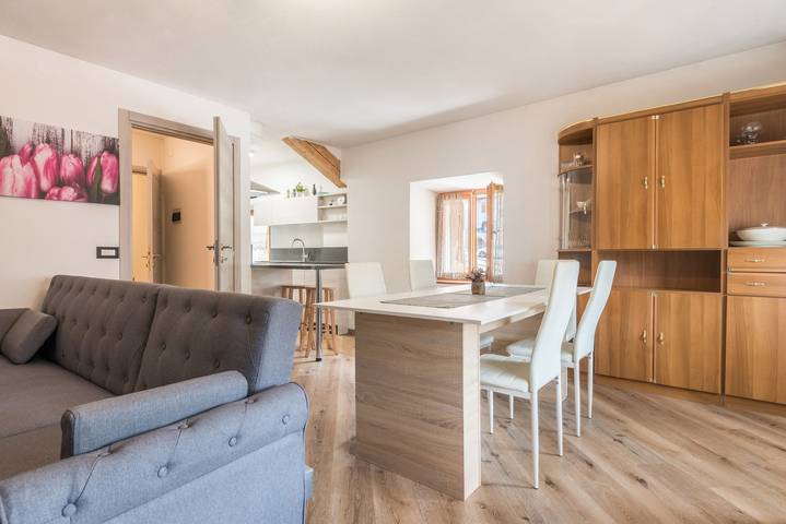 Entire apartment, Apartment "Glolo 2" in the South of the Beautiful Lago di Molveno in San Lorenzo in Banale, Dorsino