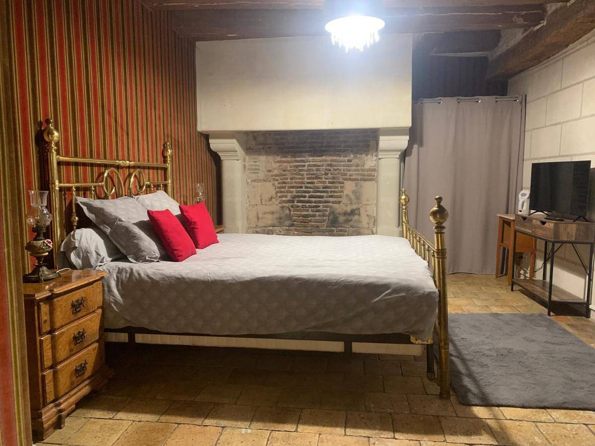 Double Room with Private Bathroom in Luynes, Région de Tours