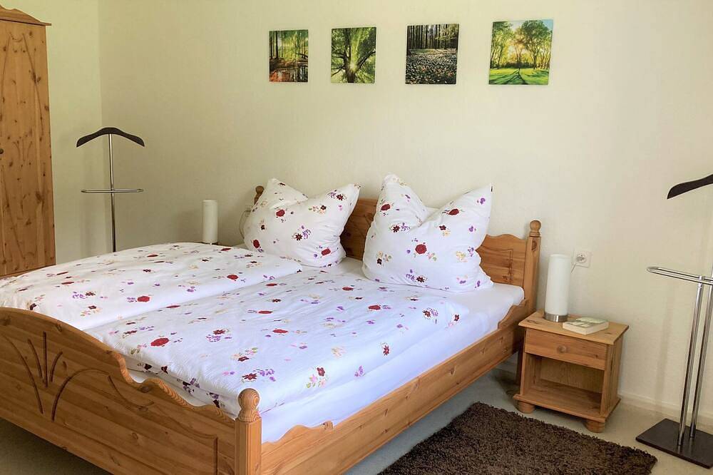 Ganze Wohnung, Absolut ruhige Lage, wunderschöne Aussicht, Garten, Ladesäule, Kicker, Dart in Mellenbach-Glasbach, Ostthüringen