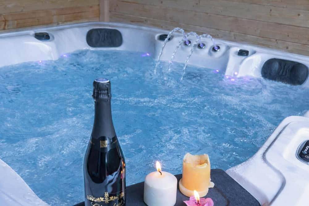 Appartement entier, Gîte 4★ Le Puy-en-Velay • Jacuzzi privatif • Terrasse calme • Parking in Espaly-Saint-Marcel, Haute-Loire