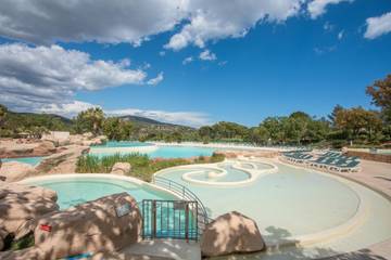 Gîte pour 4 personnes, avec jacuzzi ainsi que bassin pour enfant et jardin, animaux acceptés à Grimaud