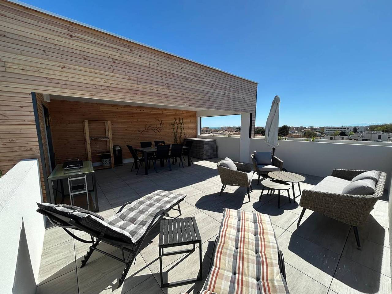 Entire holiday apartment, Superb 2-bedroom duplex apartment with small sea view and large terrace in Sérignan, Côte d'Améthyste