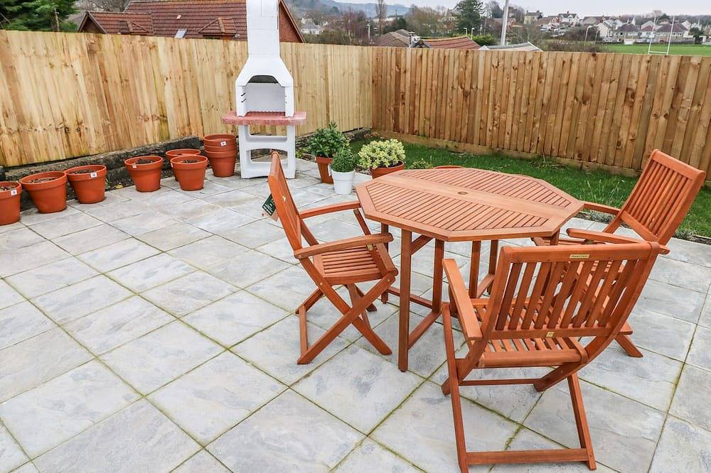 Coeden Bach, pet friendly, character holiday cottage in Burry Port in Burry Port, Carmarthenshire