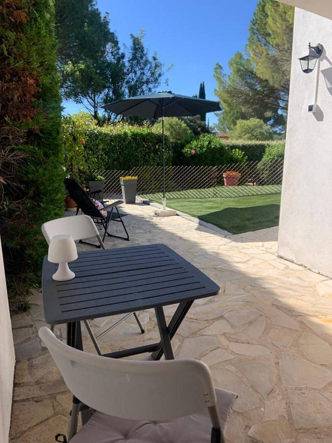 Gîte pour 2 personnes, avec vue ainsi que jardin et terrasse à Saint-Clément-de-Rivière - 3