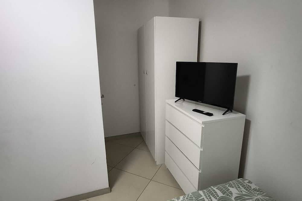 Private room for 3 in a 350M2 shared Villa in Charleroi, Henegouwen