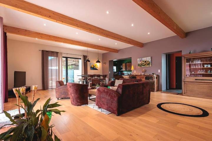 Maison de vacances pour 14 personnes, avec jardin ainsi que terrasse et piscine