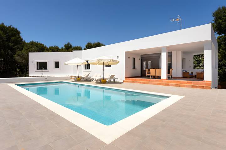 Villa 'Cana Clara' with private pool, Wi-Fi and air conditioning in Cala Llenya, Santa Eulària des Riu