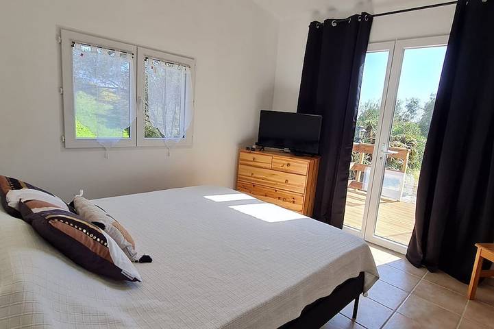 House in the heart of the maquis, 300m from the beach, parking, boat trailer space. in Cargèse, Parc naturel régional de Corse