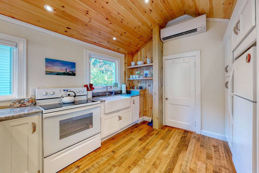 Dog-friendly home with kitchenette - walk to the beach & dining in Ogunquit, York County