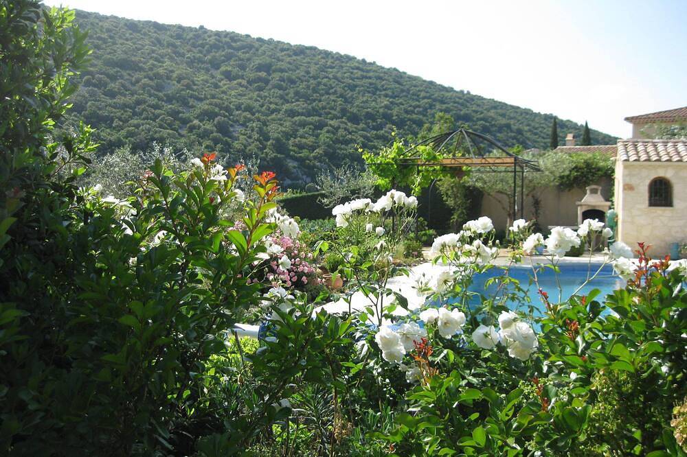 Entire apartment, New studio in beautiful property with swimming pool and views of the Ardèche gorges in Saint-Martin-d'Ardèche, Gorges de l’Ardèche