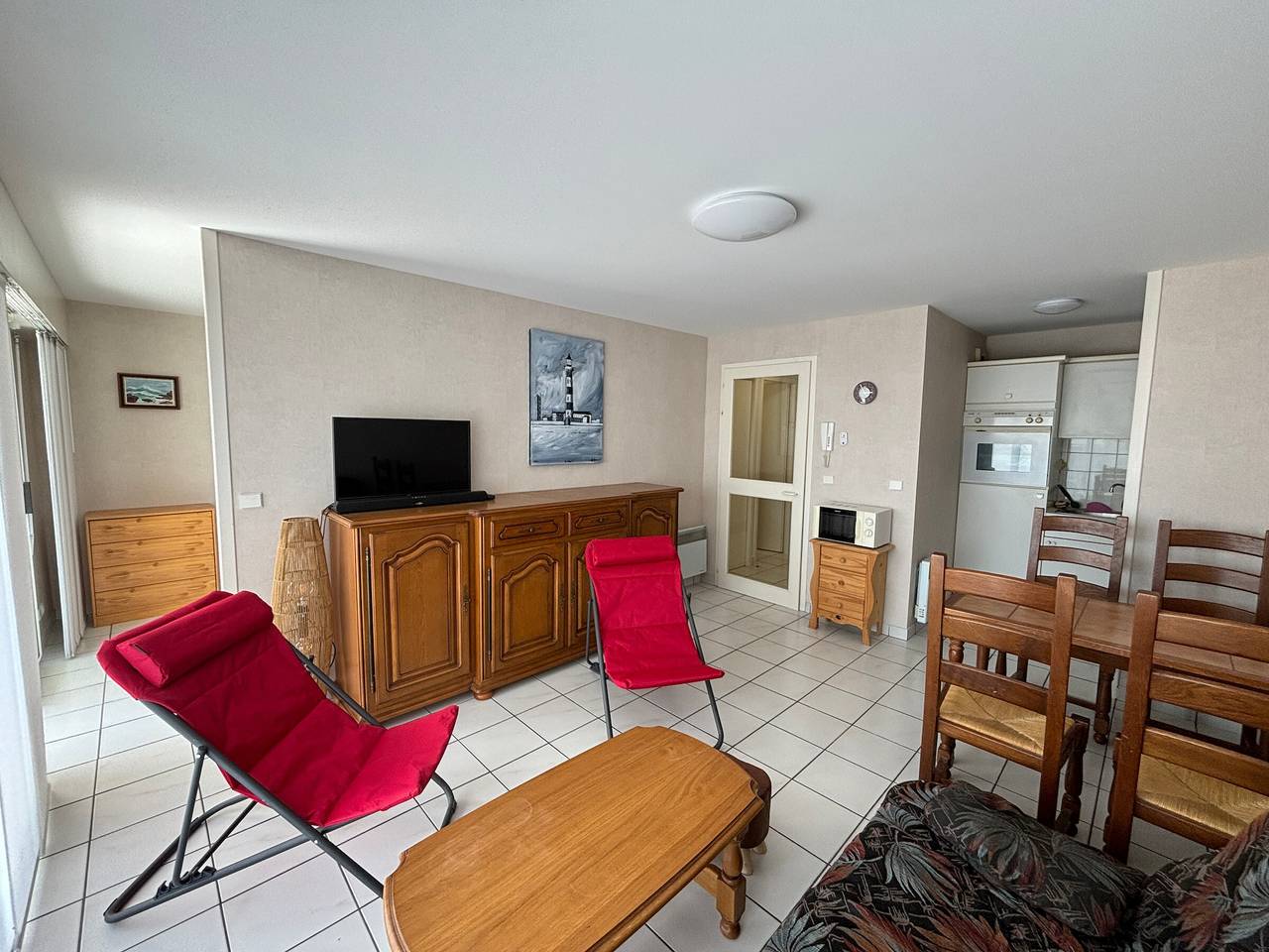 Entire apartment, Beachside 1Br Apartment with Balcony - 2 Stars - Central Les Sables-d'Olonne in Les Sables-d'Olonne, Vendée