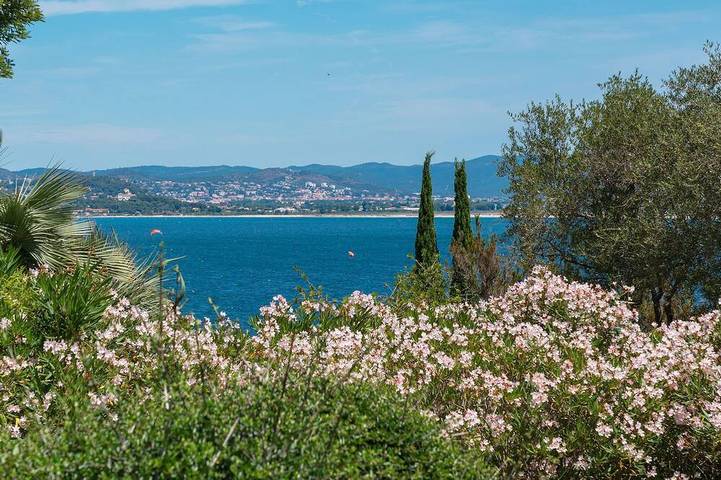 Location de vacances pour 10 personnes, avec terrasse et jardin dans La Madrague