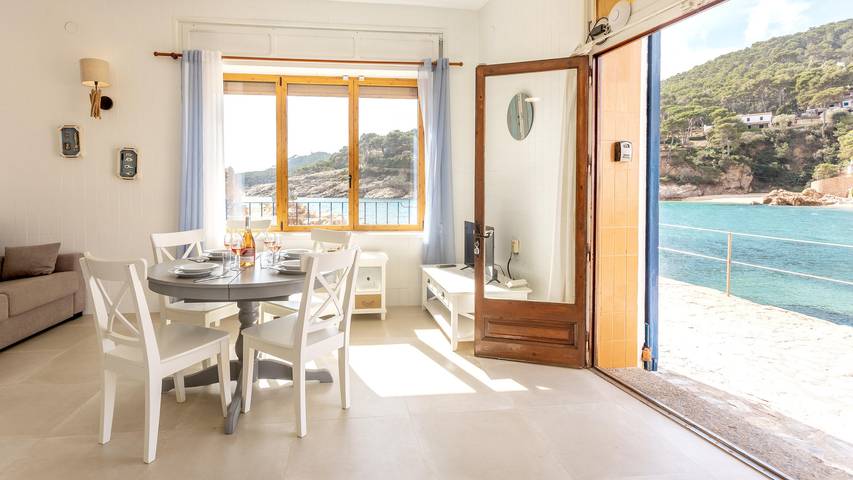 Apartamento entero, Aigua Dolça 3 – Apartamento en primera línea en Tamariu con Vistas 180º al mar, WiFi y A/A  4–6 pax (Hutg-009893) in Platja de Tamariu (Palafrugell), Tamariu