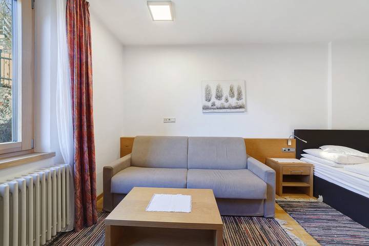 Gasthof Kirchsteiger 'Zimmer 6' con vista lago, terrazza condivisa e Wi-Fi in Santa Valburga d'Ultimo, Ultimo
