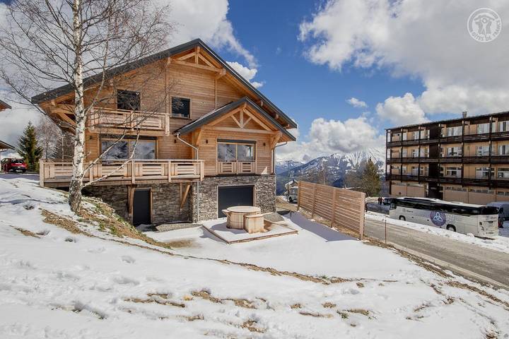 Gîte pour 14 personnes, avec Balcon ainsi que Jacuzzi et Terrasse à Fontcouverte-la-Toussuire