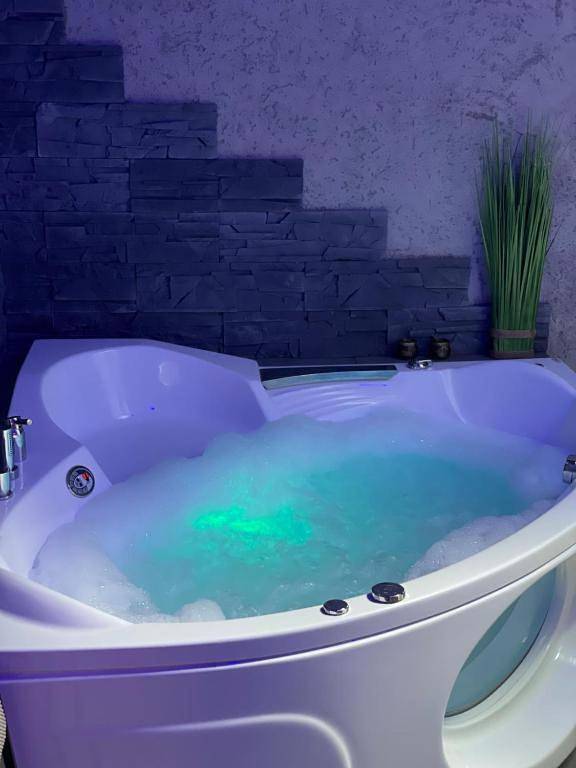 Cały apartament, Apartament Neon Z Jacuzzi -Klima -Rynek Centrum &Parking in Kielce, Województwo świętokrzyskie