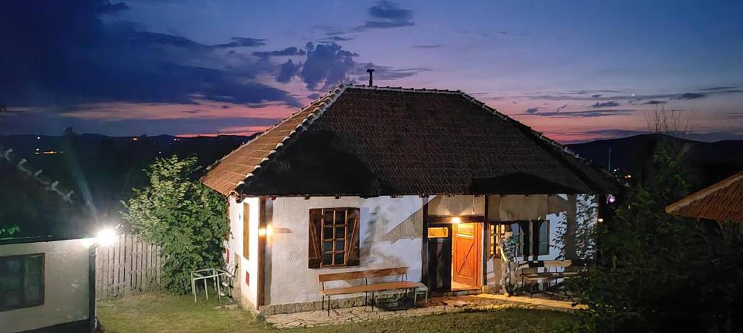 Location de vacances pour 4 personnes, avec piscine ainsi que vue et jardin à Kosjerić - 3