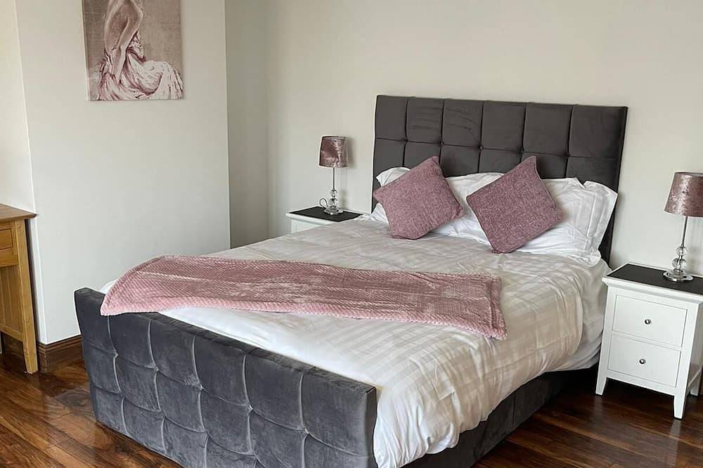 Stunning Coastal property located in Dingle Town on the Wild Atlantic Way. in Dingle Peninsula