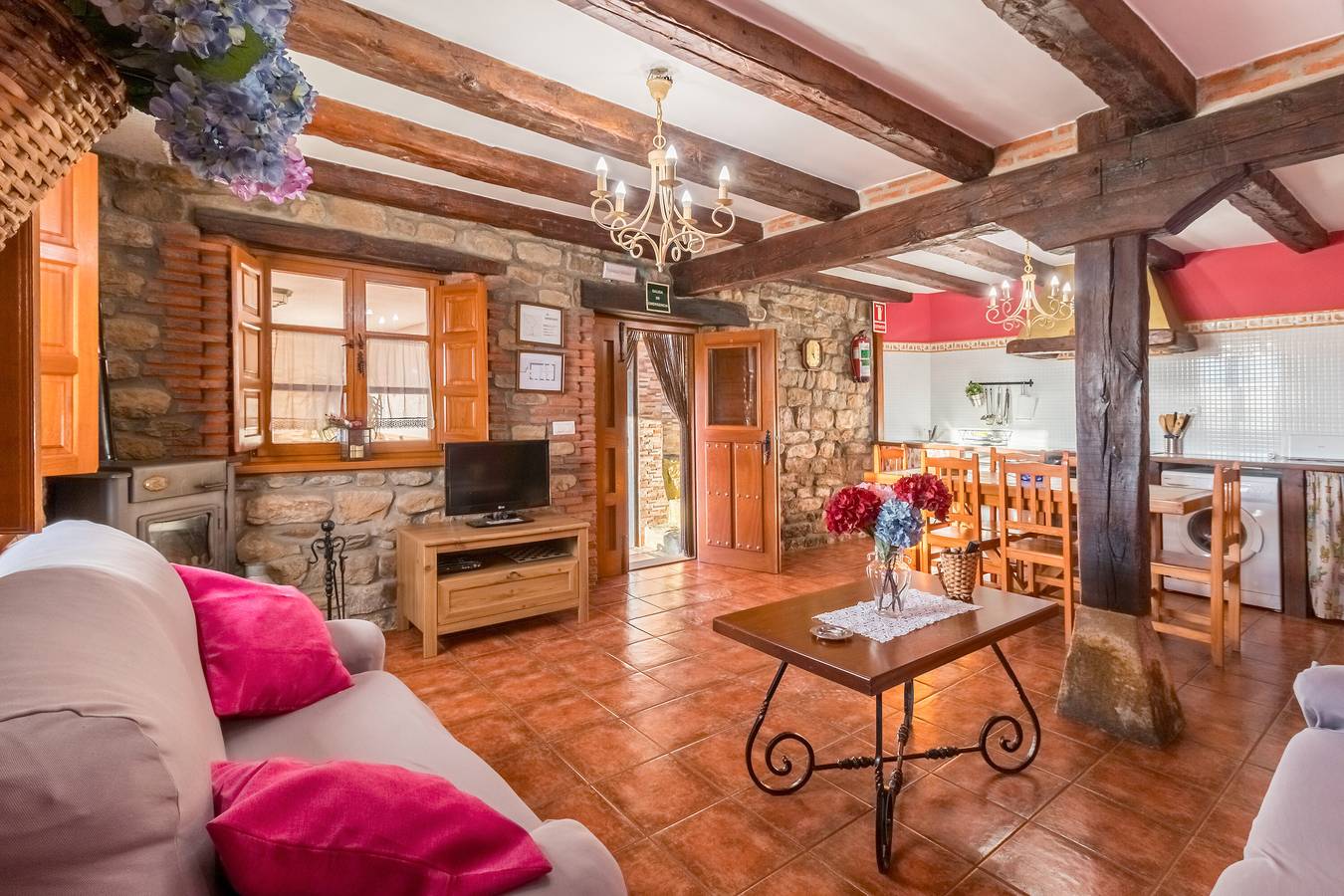 Ganze Wohnung, Ferienwohnung 'Juntana 1' mit Bergblick, Gemeinschaftsterrasse und Wi-Fi in Villacarriedo, Cordillera Cantábrica