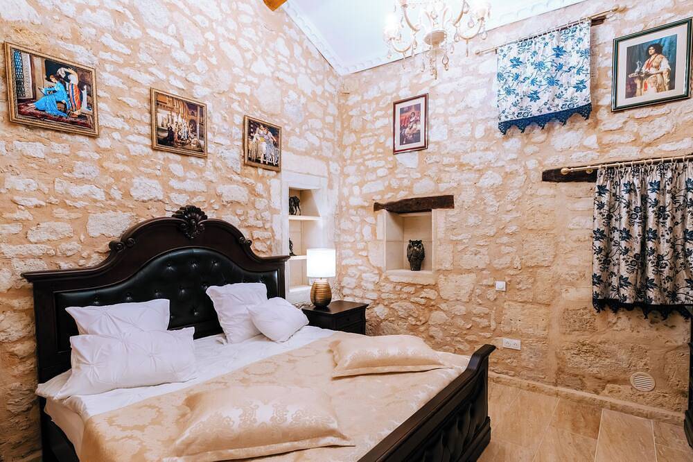 Suite Napoléon: Comfort, Bed 200x200, Heated pool Domaine De Pagnon Gironde in Saint-Gervais (Gironde), Blaye region