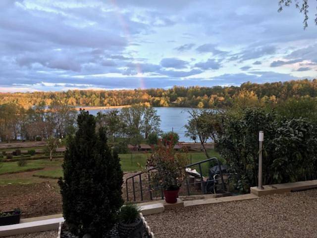 Location de vacances pour 3 personnes, avec vue sur le lac ainsi que jardin et vue dans Lac de Charmes - 3