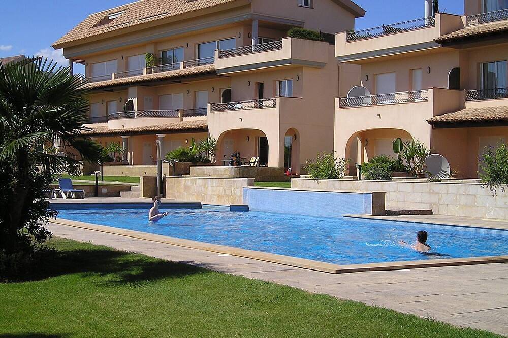 Modernes Maisonette-Haus mit Blick auf den Gemeinschaftspool und die Gärten am Golf Panoramica, in Sant Jordi, Castellón Provinz