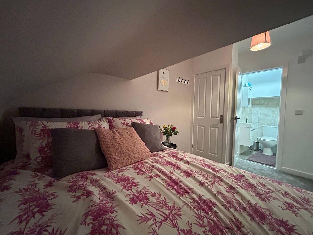 1-Bed House, Sleeps 4, Free Parking in Disley, Cheshire East