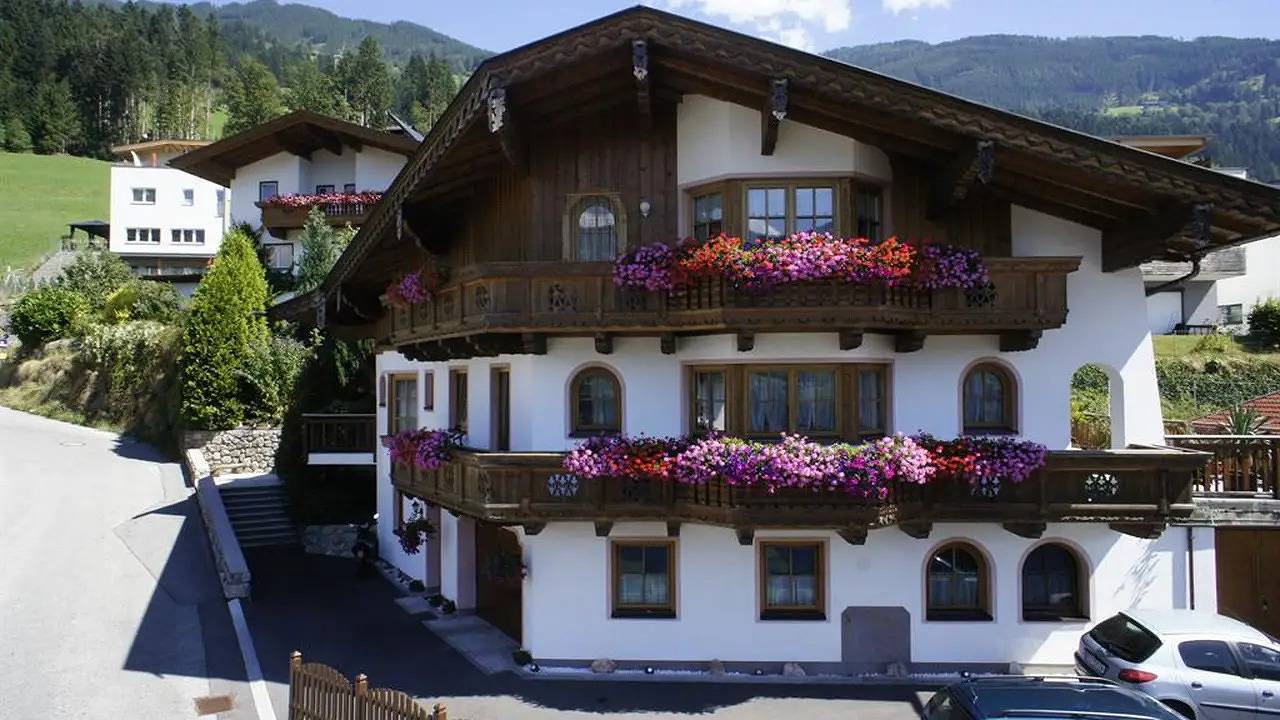 Geheel vakantieappartement, Vakantieappartement voor 7 personen met balkon in Hart im Zillertal, Bezirk Schwaz