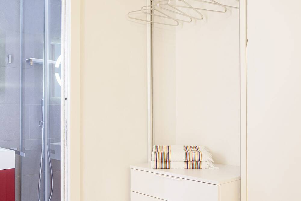 Entire apartment, Charming Studio At The Cathedral. (Strictly Two People) in Valencia City Centre, Valencia