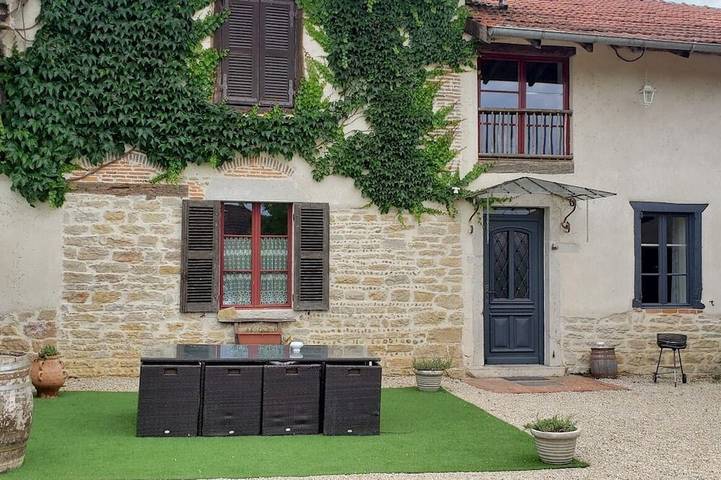 Location de vacances pour 9 personnes, avec jardin à Foissiat