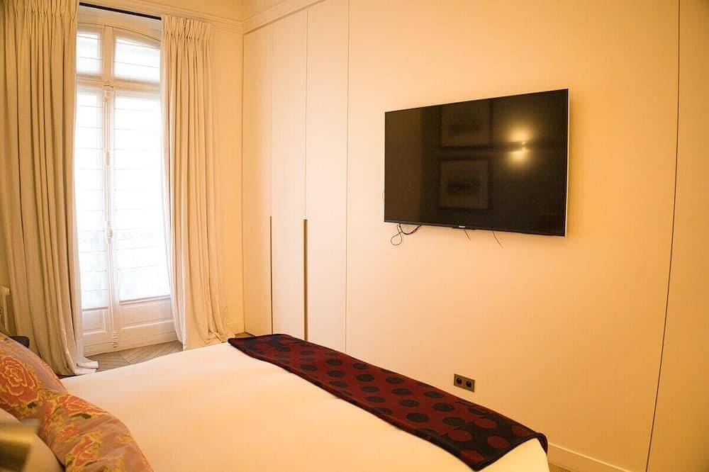 Entire apartment, Balcony | Notre Dame de Paris - 3 bedrooms & 4 pp in Paris, Ile de France