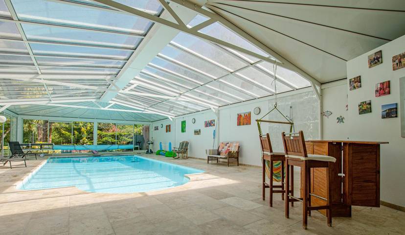 Gîte pour 12 personnes, avec Jacuzzi et Terrasse ainsi que Jardin et Piscine dans Crancey