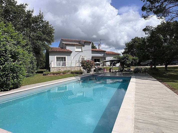 Location de vacances pour 6 personnes, avec piscine ainsi que terrasse et jardin à Saint-Privat-de-Champclos