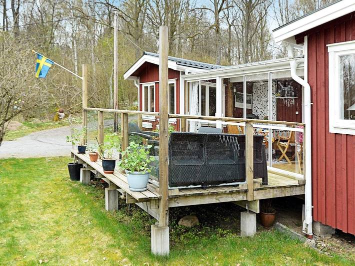 Stuga vid sjön med utsikt över sjön in Alingsås region, Västergötland