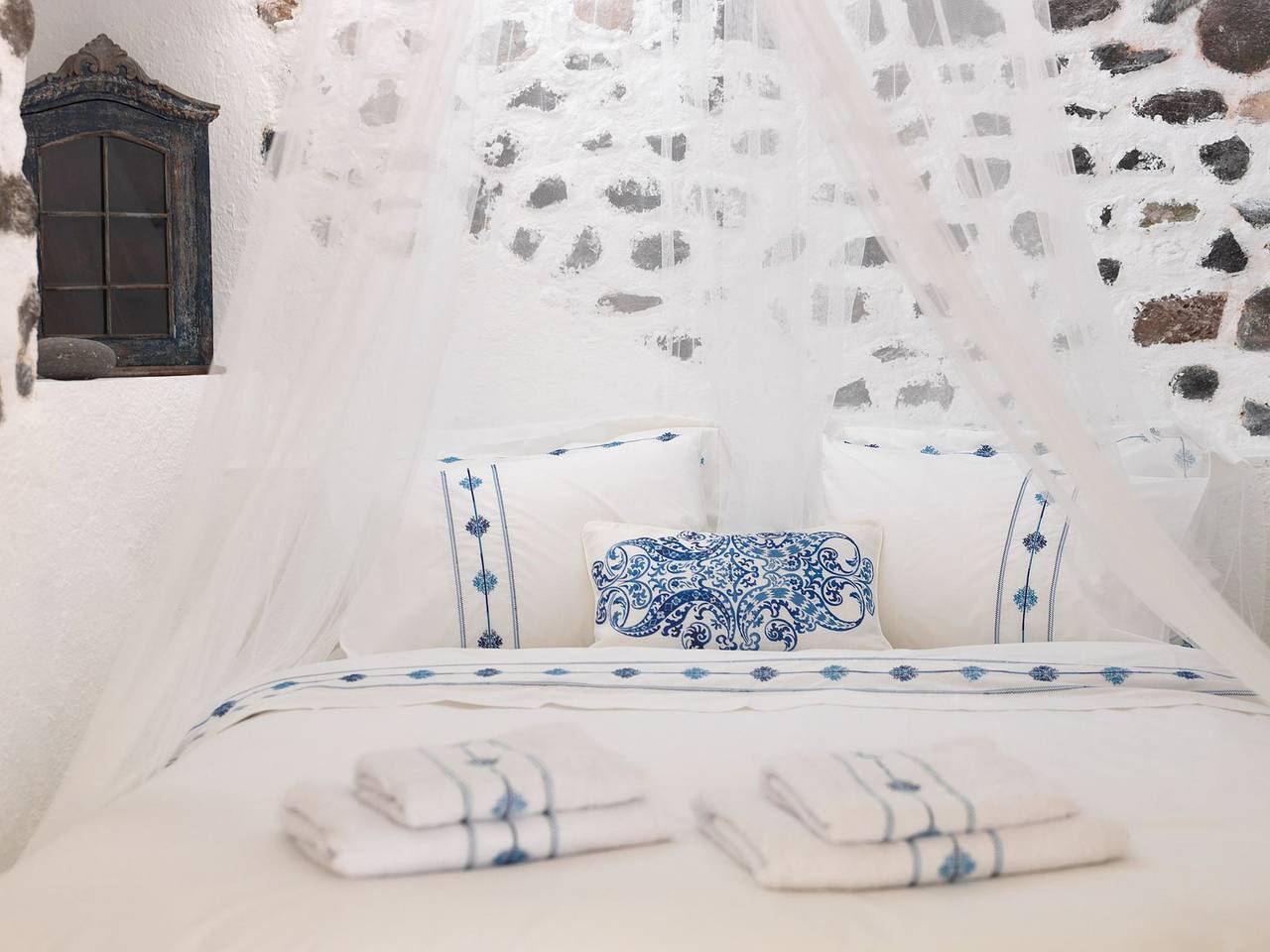 Quaint Santorini Villa | Blue House | 1 Bedroom in Exo Gonia, Santorin
