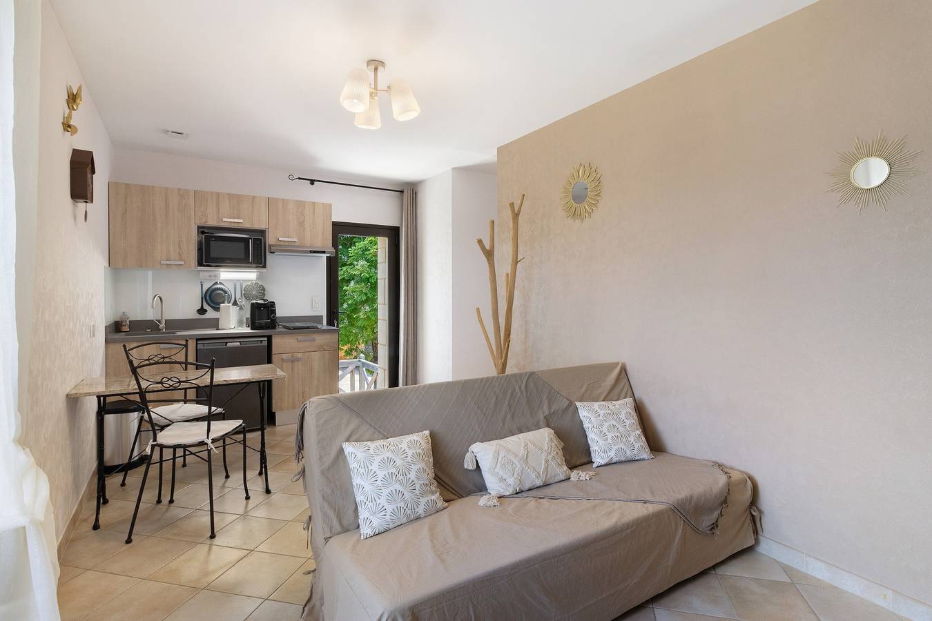 Appartement entier, Gîte «Arboréa» avec piscine partagée, terrasse privée et Wi-Fi in Proissans, Périgord Noir