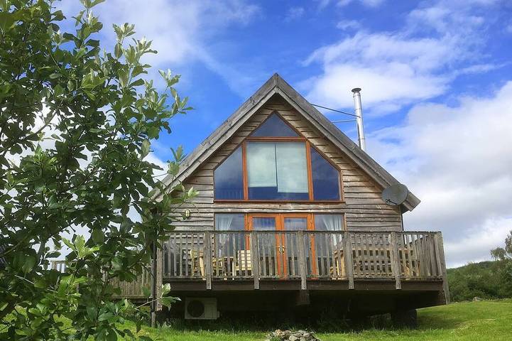 Holiday rental for 6 people, with garden and hot tub as well as balcony in Loch Awe
