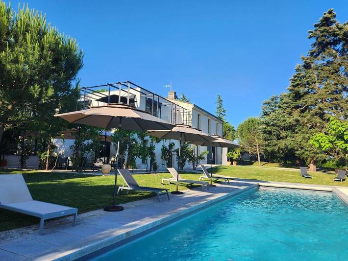 Hôtel pour 2 personnes, avec Terrasse et Jardin ainsi que Piscine et Vue à Carignan-de-Bordeaux