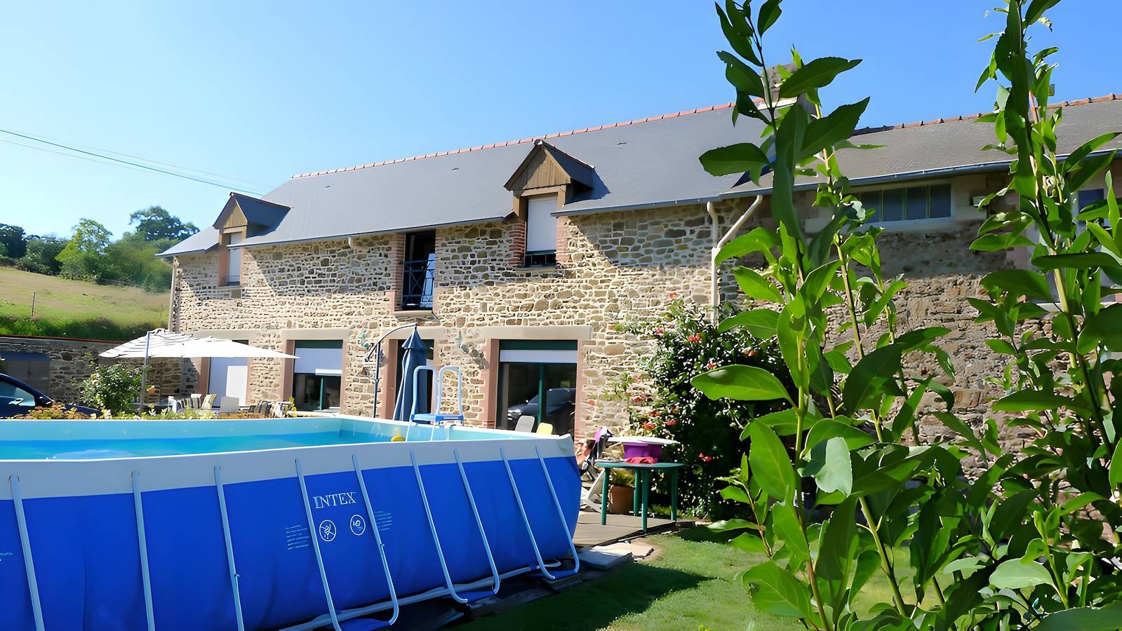 Chambre d’hôtes « La Vie en Rose » avec piscine et terrasse partagées, Wi-Fi in Saint-Guinoux, Région de Saint-Malo