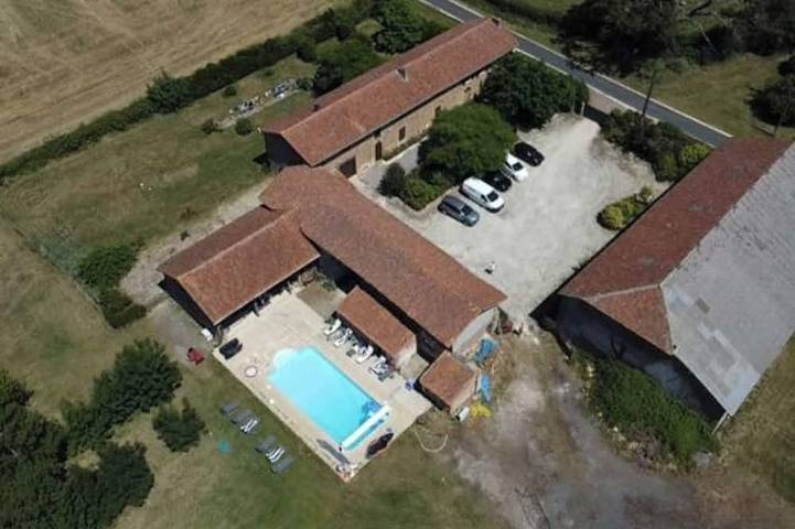 Location de vacances pour 20 personnes, avec jardin, animaux acceptés à Availles-Limouzine