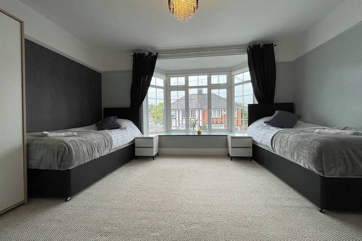 Luxurious Detached Holiday House Free Parking Airport Town Centre Railwaystation in Luton, Chiltern Hills