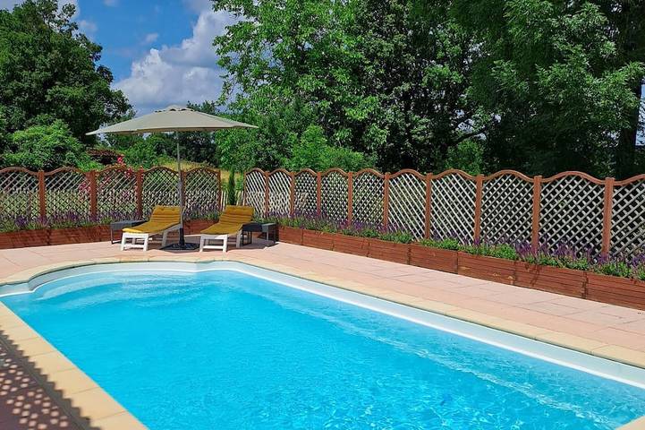Maison de vacances pour 4 personnes, avec piscine ainsi que jacuzzi et jardin, animaux acceptés