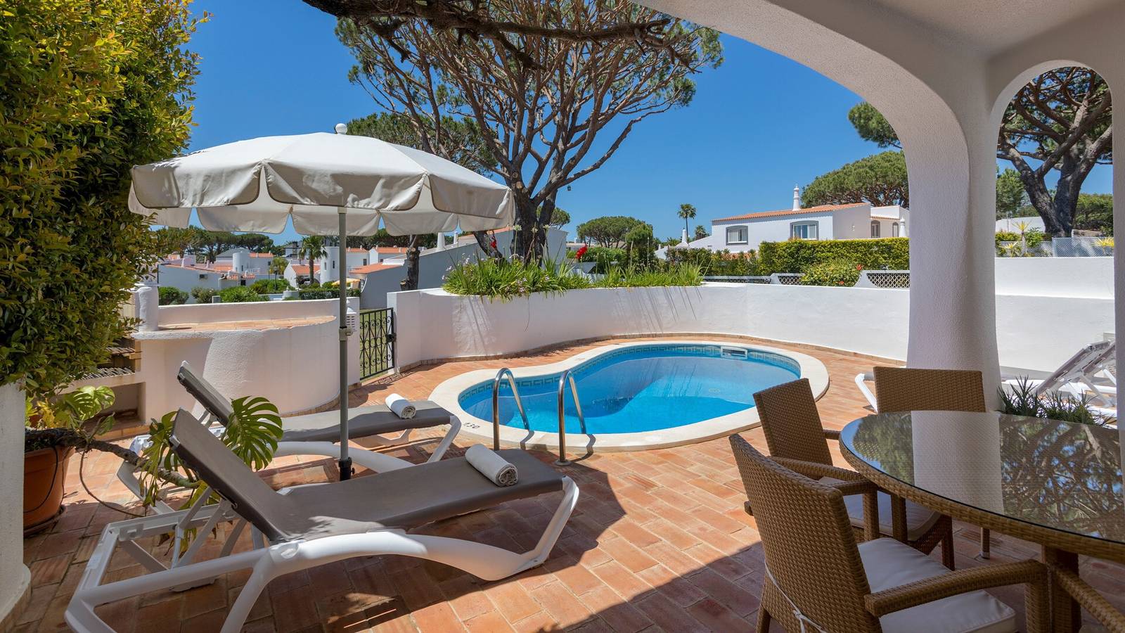 Villa 'Rosa' with Private Pool, Wi-Fi and Air Conditioning in Vale do Lobo, Almancil