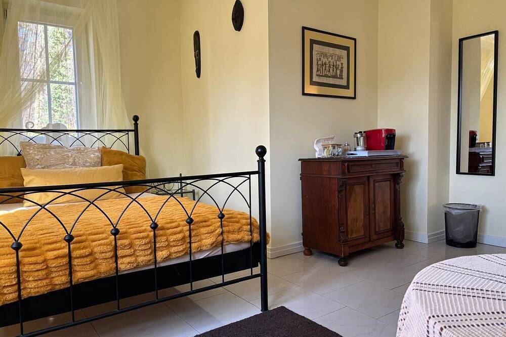 Gemütliches ruhiges Gästezimmer mit Bad in Traumvilla am Waldrand in Wilhelmshorst, Michendorf