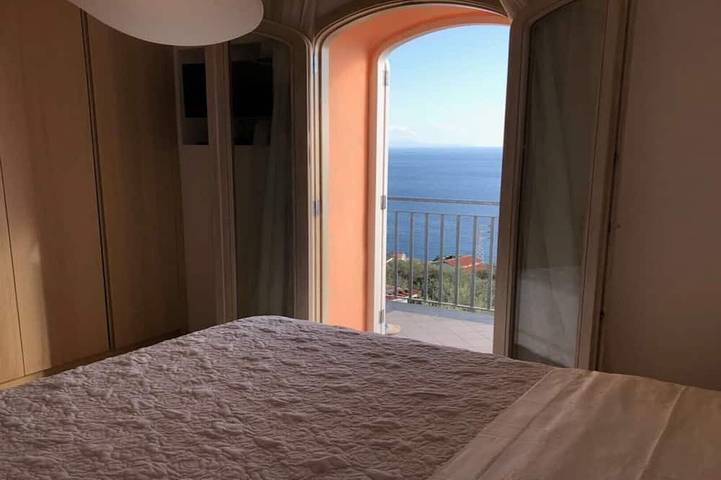 Un apartamento de 2 dormitorios recientemente renovado y elegante con una vista increíble al mar in Nerano, Massa Lubrense