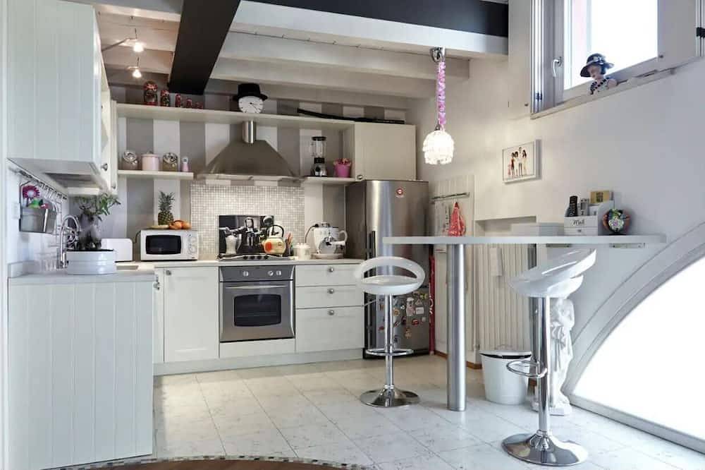 Entire apartment, Your Little Loft, Delightful Loft 15 minutes from Lake Garda in Villafranca di Verona, Verona Province