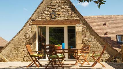Gîte pour 5 personnes, avec terrasse ainsi que jardin et piscine, animaux acceptés à Peyzac-le-Moustier