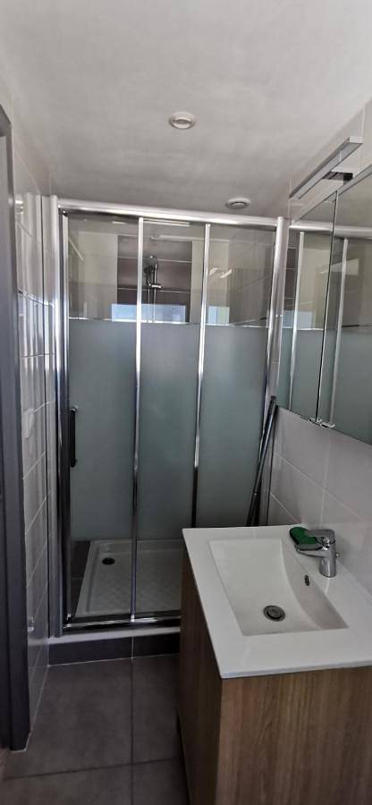 Gîte pour 4 personnes, avec vue ainsi que jardin et piscine à Servian - 3